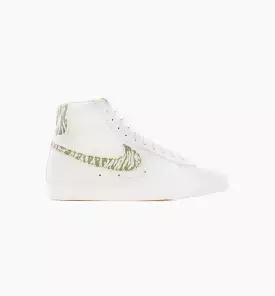 Blazer Mid '77 SE Womens Lifestyle Shoe - White/Particle Grey/Black/Summit White