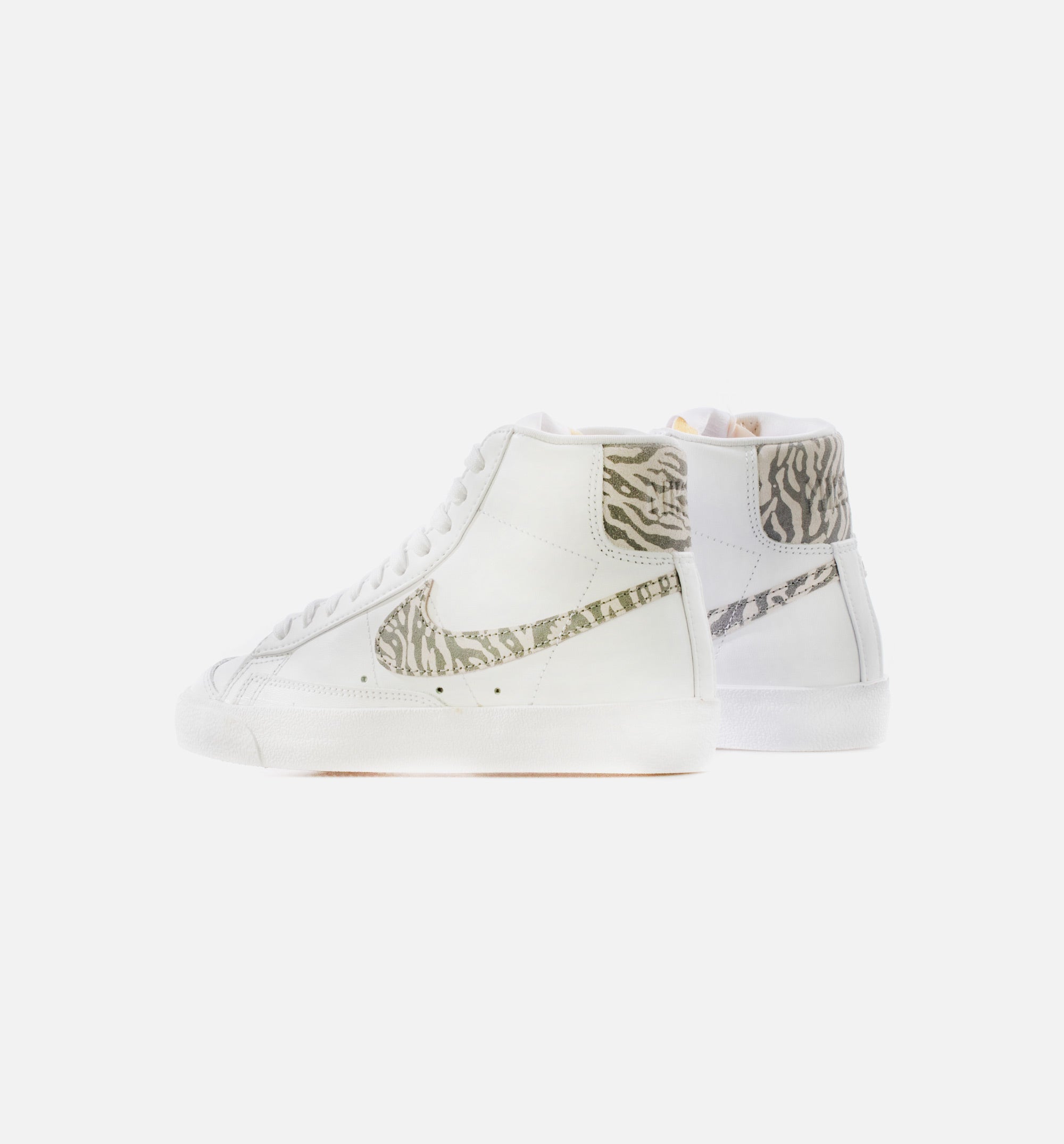 Blazer Mid '77 SE Womens Lifestyle Shoe - White/Particle Grey/Black/Summit White