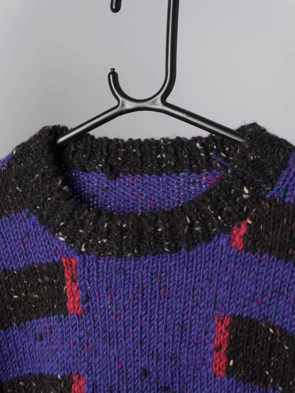 Hand-knitted chunky knit vintage jumper with bold design in purple and black – Medium