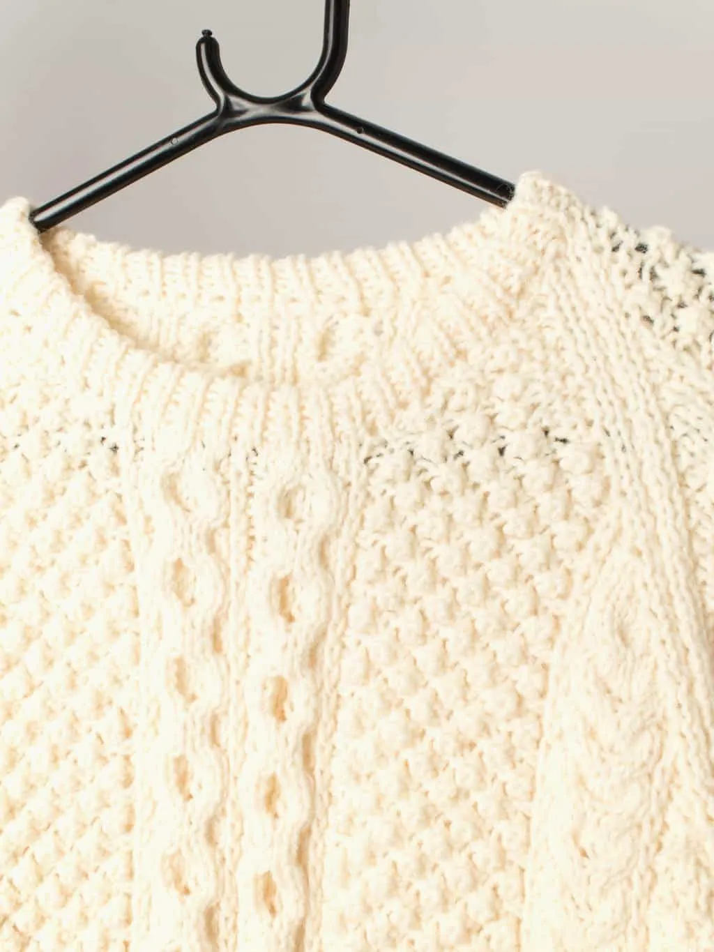 Womens hand knitted vintage cable knit pullover jumper in white / cream –  Medium